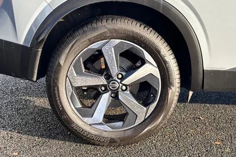 SH22LYK Nissan Qashqai 1.3 DIG-T MHEV N-Connecta Euro 6 (s/s) 5dr Thumbnail #12