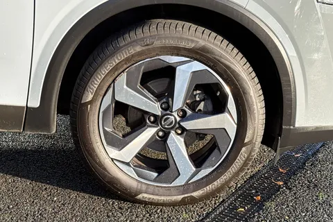 SH22LYK Nissan Qashqai 1.3 DIG-T MHEV N-Connecta Euro 6 (s/s) 5dr Thumbnail #14