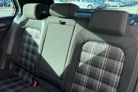 19 of 63 for Volkswagen Golf 2.0 TDI GTD Euro 6 (s/s) 5dr