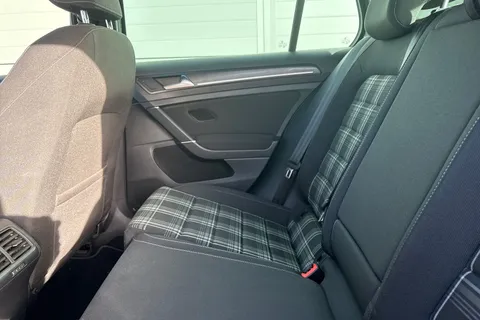 35 of 63 for Volkswagen Golf 2.0 TDI GTD Euro 6 (s/s) 5dr