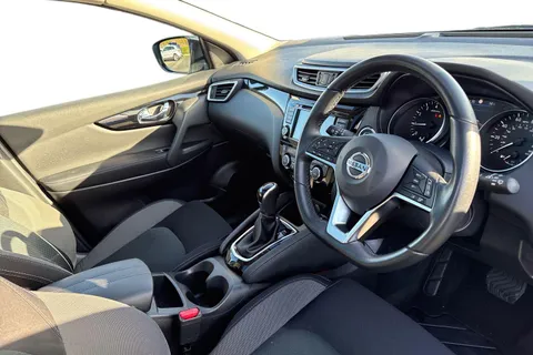 YT70HXD Nissan Qashqai 1.3 DIG-T N-Connecta DCT Auto Euro 6 (s/s) 5dr Thumbnail #9