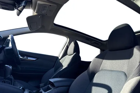 YT70HXD Nissan Qashqai 1.3 DIG-T N-Connecta DCT Auto Euro 6 (s/s) 5dr Thumbnail #12