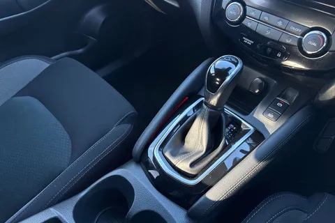 YT70HXD Nissan Qashqai 1.3 DIG-T N-Connecta DCT Auto Euro 6 (s/s) 5dr Thumbnail #21