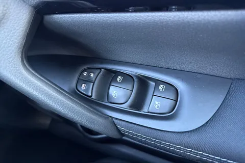 YT70HXD Nissan Qashqai 1.3 DIG-T N-Connecta DCT Auto Euro 6 (s/s) 5dr Thumbnail #39