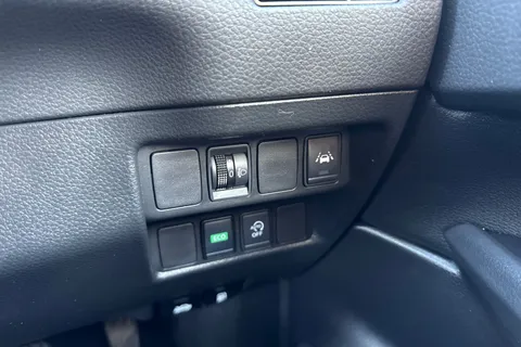 YT70HXD Nissan Qashqai 1.3 DIG-T N-Connecta DCT Auto Euro 6 (s/s) 5dr Thumbnail #40