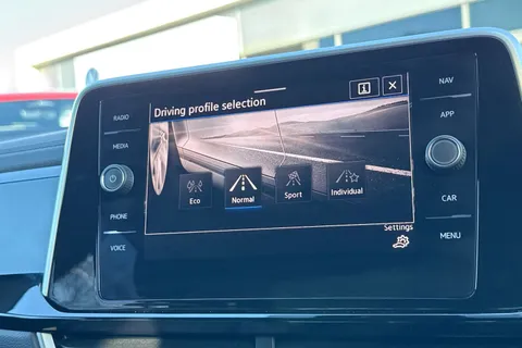 KP25YOE Volkswagen T-Roc 1.5 TSI R-Line 5dr DSG | Heated Seats | App Connect Thumbnail #33