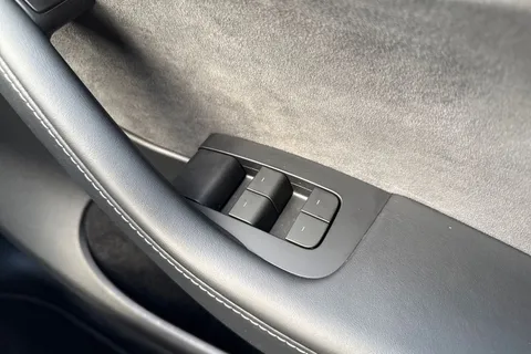 LD73KBW Tesla Model Y (Dual Motor) Long Range Auto 4WDE 5dr Thumbnail #43