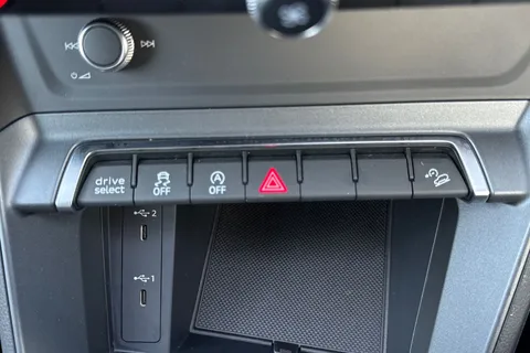 KO74DXV Audi Q3 Black Edition 35 TFSI  150 PS S tronic Thumbnail #60