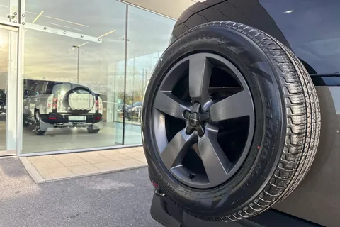 Land Rover Defender 110 3.0 D250 MHEV X-Dynamic HSE Auto 4WD Euro 6 (s/s) 5dr Thumbnail #22