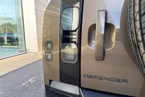 Land Rover Defender 110 3.0 D250 MHEV X-Dynamic HSE Auto 4WD Euro 6 (s/s) 5dr Thumbnail #23