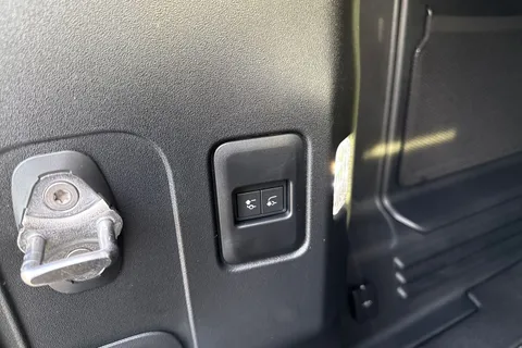 Land Rover Defender 110 3.0 D250 MHEV X-Dynamic HSE Auto 4WD Euro 6 (s/s) 5dr Thumbnail #25