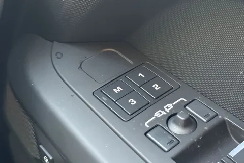 Land Rover Defender 110 3.0 D250 MHEV X-Dynamic HSE Auto 4WD Euro 6 (s/s) 5dr Thumbnail #32
