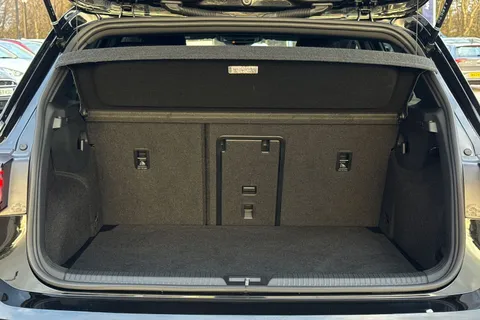 DE25PMX Volkswagen Golf 1.5 eTSI 150 R-Line 5dr DSG **TECH PACK, WINTER PACK, LED MATRIX LIGHTS** Thumbnail #8