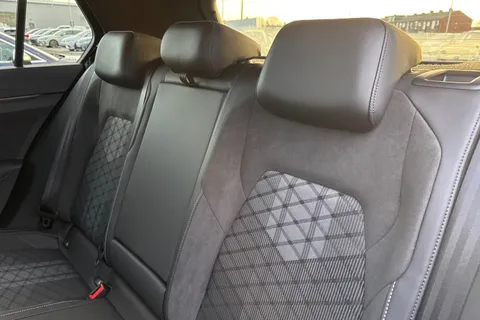 DE25PMX Volkswagen Golf 1.5 eTSI 150 R-Line 5dr DSG **TECH PACK, WINTER PACK, LED MATRIX LIGHTS** Thumbnail #20