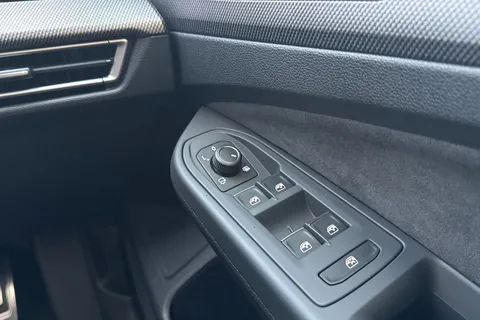 DE25PMX Volkswagen Golf 1.5 eTSI 150 R-Line 5dr DSG **TECH PACK, WINTER PACK, LED MATRIX LIGHTS** Thumbnail #22