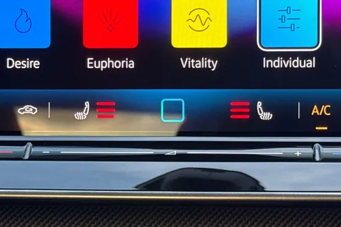 DE25PMX Volkswagen Golf 1.5 eTSI 150 R-Line 5dr DSG **TECH PACK, WINTER PACK, LED MATRIX LIGHTS** Thumbnail #45