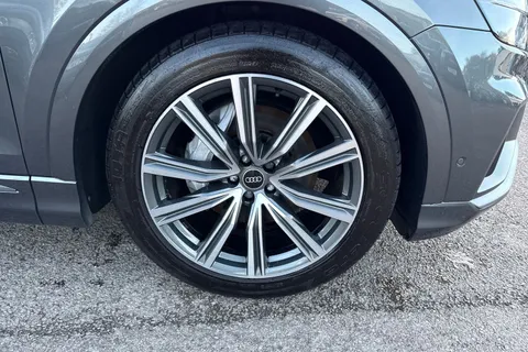 12 of 56 for Audi Q8 S line 55 TFSI quattro 340 PS tiptronic