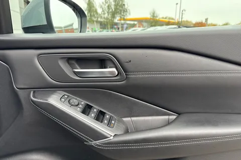 DE72LCA Nissan Qashqai 1.3 DIG-T MHEV N-Connecta XTRON Euro 6 (s/s) 5dr Thumbnail #22