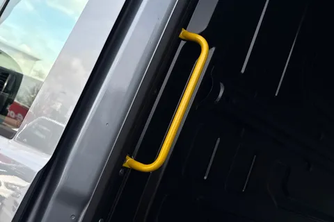 BK75JXD Volkswagen Crafter 2.0 TDI 163PS HDE Commerce (Business Pack) Low Roof Van Auto Thumbnail #47