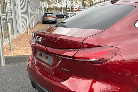 Audi A5 2.0 e-hybrid 25.9kWh S line Saloon S Tronic quattro Euro 6 (s/s) 5dr Thumbnail #8