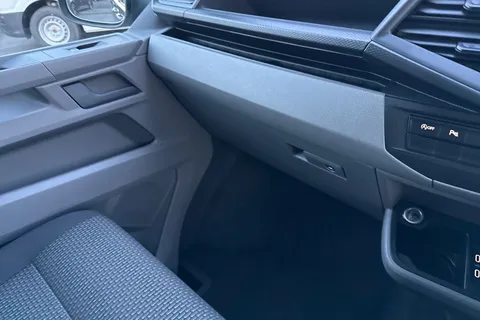 DG74CXM Volkswagen Transporter 2.0 TDI 150 Highline Van DSG Thumbnail #20