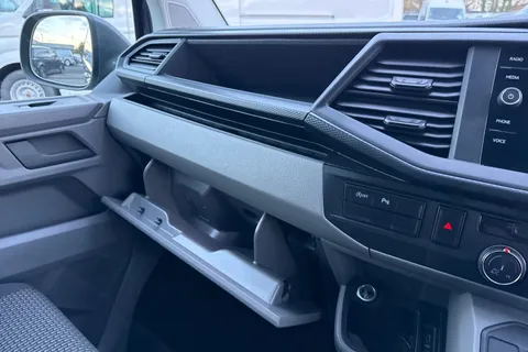 DC24RYK Volkswagen Transporter T28 Panel van Highline SWB 150 PS 2.0 TDI 7sp DSG - LED's/Tailgate Thumbnail #35