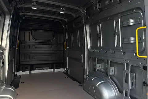 BG75LZV Volkswagen Crafter 2.0 TDI 140PS Commerce Plus High Roof Auto-Twin Slider Thumbnail #44