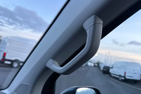 DG74CXM Volkswagen Transporter 2.0 TDI 150 Highline Van DSG Thumbnail #43