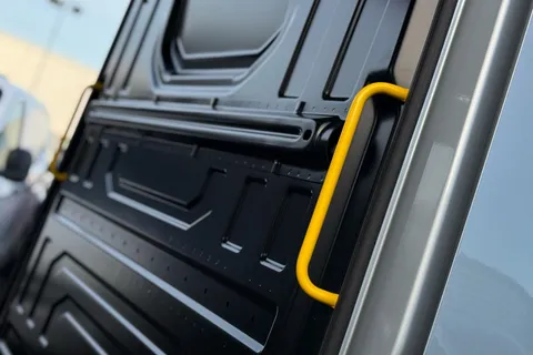 BG75LZV Volkswagen Crafter 2.0 TDI 140PS Commerce Plus High Roof Auto-Twin Slider Thumbnail #47