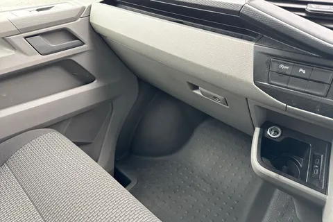 DC24GNF Volkswagen Transporter 2.0 TDI 150 Highline Van DSG Thumbnail #20