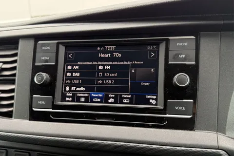 DC24GNF Volkswagen Transporter 2.0 TDI 150 Highline Van DSG Thumbnail #48