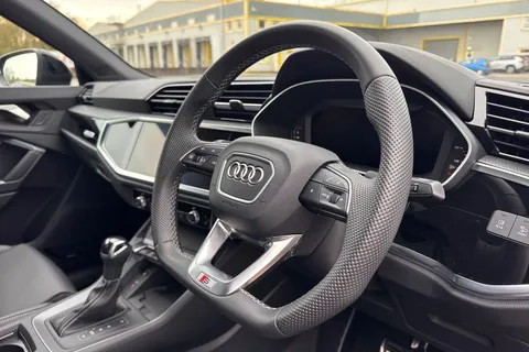 PJ25JRZ Audi Q3 Black Edition 35 TFSI  150 PS S tronic Thumbnail #47