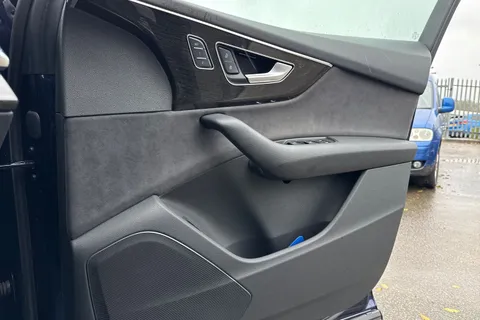 DF72HOJ Audi Q7 Black Edition 55 TFSI quattro 340 PS tiptronic Thumbnail #22