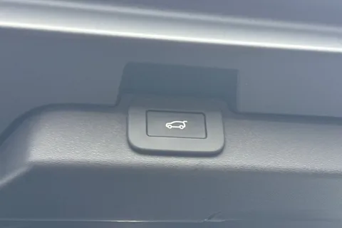 26 of 56 for Land Rover Discovery 3.0 D350 MHEV Dynamic HSE SUV 5dr Diesel Auto 4WD Euro 6 (s/s) (350 ps)