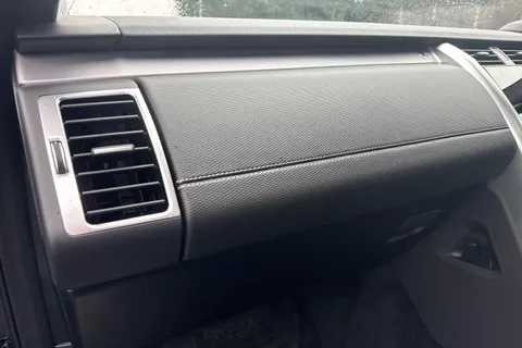 34 of 56 for Land Rover Discovery 3.0 D350 MHEV Dynamic HSE SUV 5dr Diesel Auto 4WD Euro 6 (s/s) (350 ps)