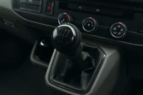 DE74BFM Volkswagen Transporter 2.0 TDI 110 Highline Van Thumbnail #23