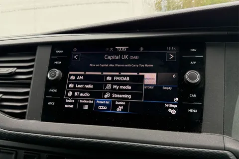 DE74BFM Volkswagen Transporter 2.0 TDI 110 Highline Van Thumbnail #48