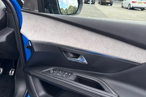 GU72NZA PEUGEOT 3008 1.6 13.2kWh GT e-EAT 4WD Euro 6 (s/s) 5dr Thumbnail #19