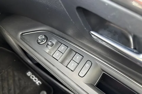 GU72NZA PEUGEOT 3008 1.6 13.2kWh GT e-EAT 4WD Euro 6 (s/s) 5dr Thumbnail #45
