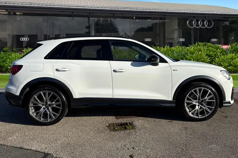 KR74BYX Audi Q3 Black Edition 35 TFSI 150 PS S tronic Thumbnail #4