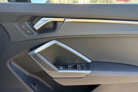 KR74BYX Audi Q3 Black Edition 35 TFSI 150 PS S tronic Thumbnail #19