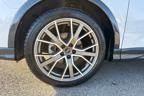 KR74BYX Audi Q3 Black Edition 35 TFSI 150 PS S tronic Thumbnail #23