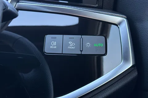 KR74BYX Audi Q3 Black Edition 35 TFSI 150 PS S tronic Thumbnail #31