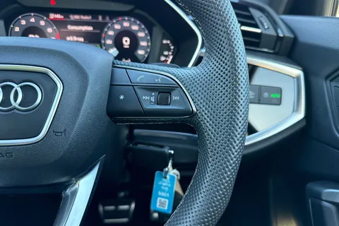 KR74BYX Audi Q3 Black Edition 35 TFSI 150 PS S tronic Thumbnail #36