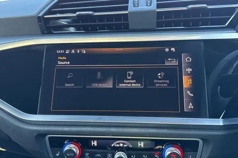 KR74BYX Audi Q3 Black Edition 35 TFSI 150 PS S tronic Thumbnail #40