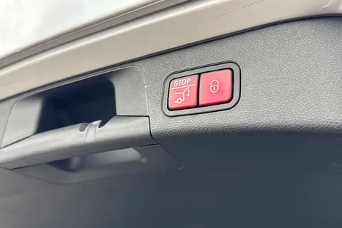 DH66UWL Mercedes-Benz C Class 2.1 C220d AMG Line (Premium) G-Tronic+ Euro 6 (s/s) 5dr Thumbnail #32