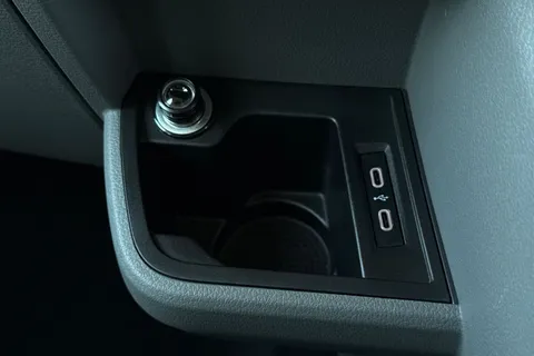 BK70NSV Volkswagen Transporter 2.0 TDI 150 Highline Kombi Van DSG-NO VAT Thumbnail #48