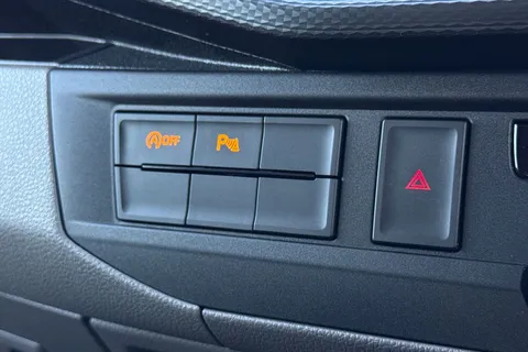 BK70NSV Volkswagen Transporter 2.0 TDI 150 Highline Kombi Van DSG-NO VAT Thumbnail #49