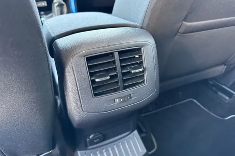 34 of 60 for Volkswagen T-Roc 1.0 TSI Design 5dr ⭐1 Year VW Warranty⭐