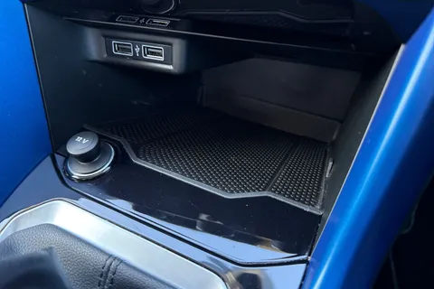 38 of 60 for Volkswagen T-Roc 1.0 TSI Design 5dr ⭐1 Year VW Warranty⭐